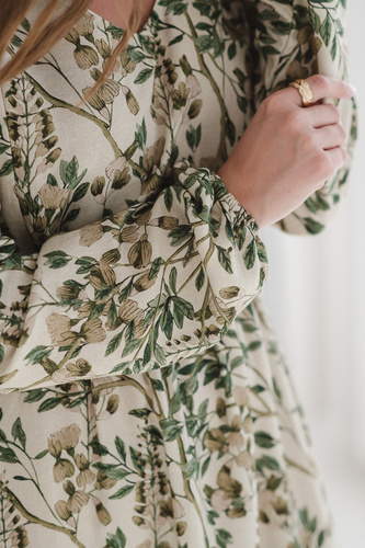 Krásne šaty Midi Milk&Love v zelených kvetoch - tehotenské a dojčiace šaty z ľanu, elegantný strih s dojčiacimi zipsami