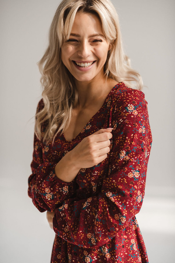 Krásne šaty Midi materské a dojčiace šaty od Milk&Love - bordové kvetinové, dlhý rukáv