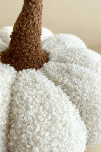 Dekoračný vankúš z tekvice Spod Igły i Nitki - biela, jesenná a halloweenska dekorácia