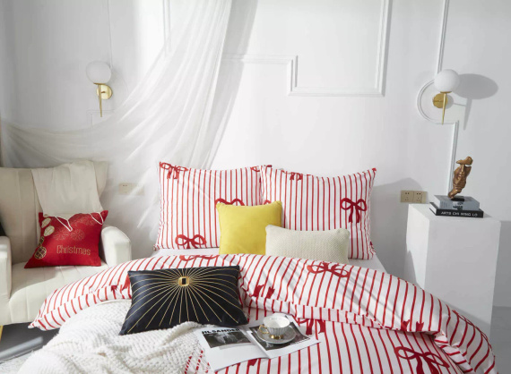 Xmass Bow Vianočné mikrosaténové posteľné prádlo biele červené mašle I25 Spod Igły i Nitki - mäkké, hladké a odolné