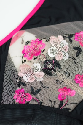 Mediolano Orchid 19259 klasické nohavičky so sieťkou a kvetinovou výšivkou