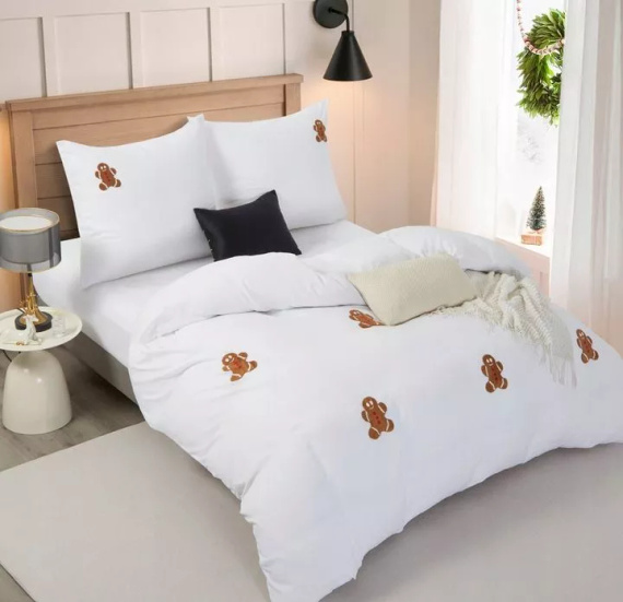 Vianočné posteľné prádlo Cuty Gingerbread z mikrovlákna Spod Igły i Nitki - biele s 3D perníkovými aplikáciami, zapínanie na zips
