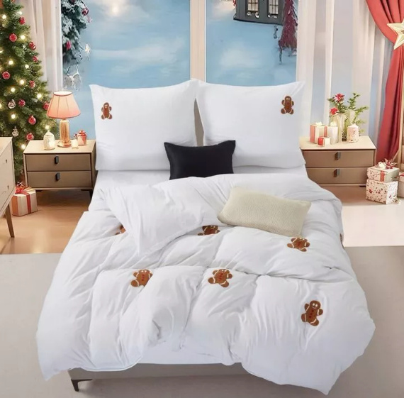 Vianočné posteľné prádlo Cuty Gingerbread z mikrovlákna Spod Igły i Nitki - biele s 3D perníkovými aplikáciami, zapínanie na zips