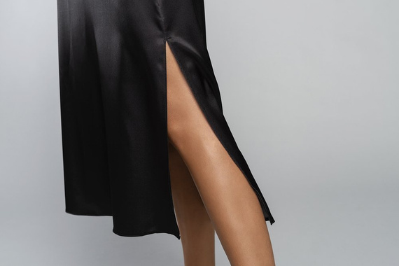 Nočná košeľa na dotyk s úzkym ramienkom, dlhá Italia Fashion - čierna