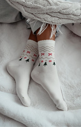 1283-035 Dámske vianočné ponožky Milena ecru-farebné, bavlnené, s lurexom