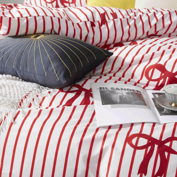 Xmass Bow Vianočné mikrosaténové posteľné prádlo biele červené mašle I25 Spod Igły i Nitki - mäkké, hladké a odolné