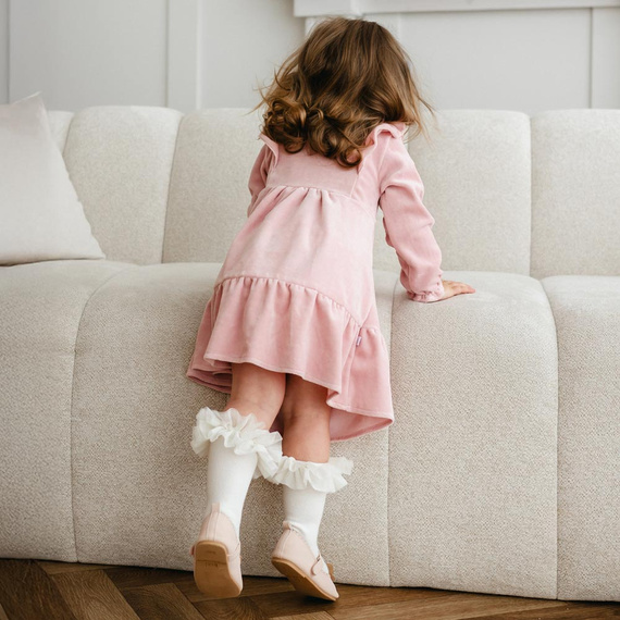 Fluffy Tails Eevi velúrové šaty - ružové, s volánmi na ramenách