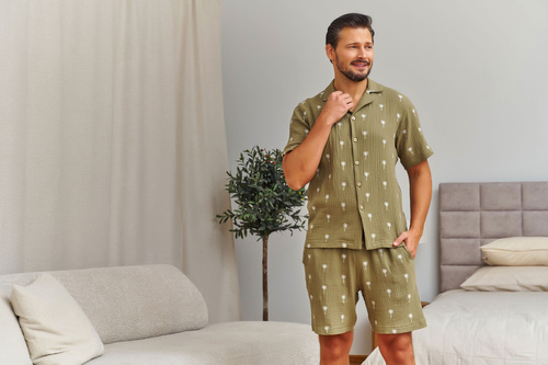 Pánske pyžamo Doctor Nap 7417 mušelín bavlna – olivová košeľa a šortky