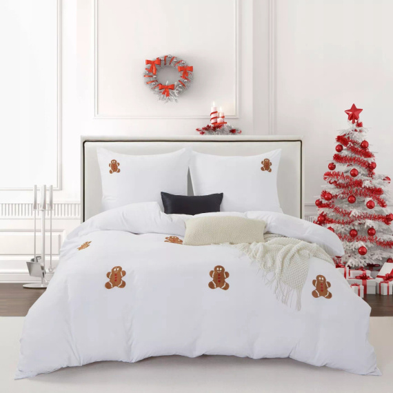 Vianočné posteľné prádlo Cuty Gingerbread z mikrovlákna Spod Igły i Nitki - biele s 3D perníkovými aplikáciami, zapínanie na zips