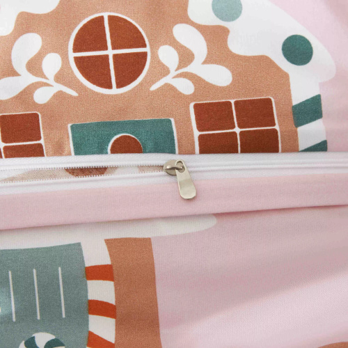 Gingerhouse Vianočné mikrosaténové posteľné prádlo perníkové domčeky ružové I25 Spod Igły i Nitki - mäkké, hladké a odolné